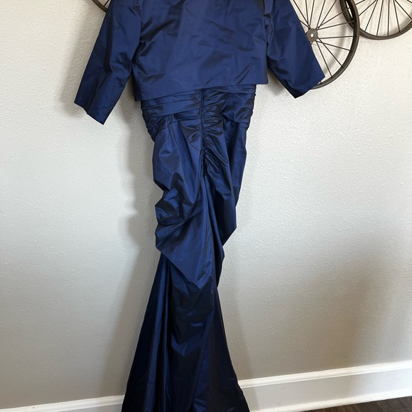 Formal mermaid ruched evening gown - Picture 2 of 4